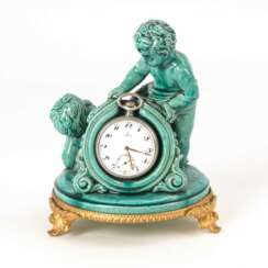 Puttengruppe als Uhrständer mit Taschen