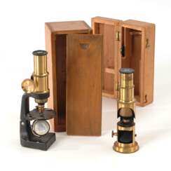 2 kleine Mikroskope in Original-Kästen.