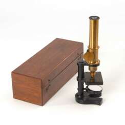 Kleines Mikroskop im Originalkasten.