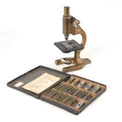 Englisches Mikroskop und Schatulle mit