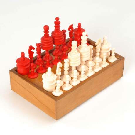 Schachspiel mit Beinfiguren im Holzkast - photo 1