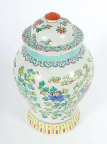 Deckelvase mit Blumen China - photo 3