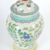 Deckelvase mit Blumen China - photo 3