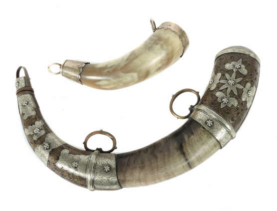 2 Trinkhörner gekrümmtes konisches Naturhorn mit Metallbeschlägen/-monturen - Foto 1