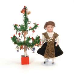 Weihnachtsbaum und kleine Puppe.