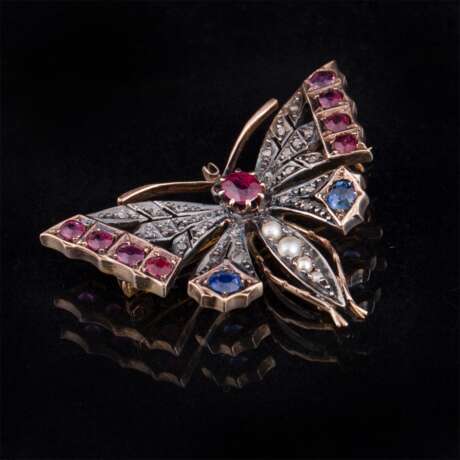 Золотая брошь «Бабочка» с алмазами, рубинами, сапфирами - фото 1