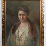 Knobloch, Gertrud ''Dame mit Fuchsstola'', en face-Darstellung einer Frau in Kleid und Mantel, mit ihrem Blick den Betrachter anvisierend, vor neutralem Hintergrund, oben rechts sign - Foto 2
