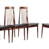 4 Dining Chairs 1970er Jahre, wohl Dänemark, Gestell aus Palisander, die rund gedrechselten Beine konisch zulaufend, die Rückenlehne mit Staketen, gepolsterte Sitzfläche mit schwarzen Kunstlederbezug, Rahmen unbez - Foto 1