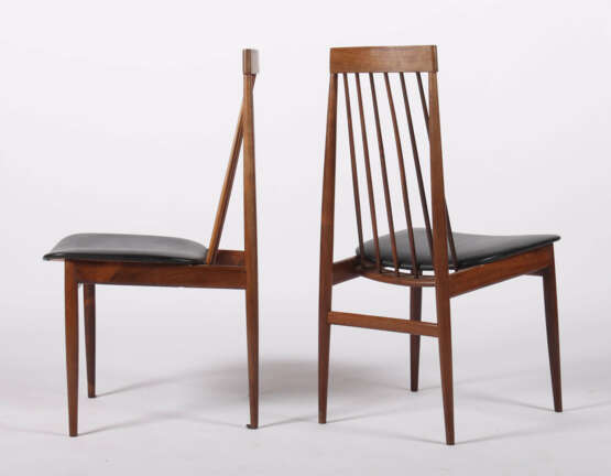 4 Dining Chairs 1970er Jahre, wohl Dänemark, Gestell aus Palisander, die rund gedrechselten Beine konisch zulaufend, die Rückenlehne mit Staketen, gepolsterte Sitzfläche mit schwarzen Kunstlederbezug, Rahmen unbez - Foto 2