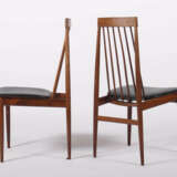 4 Dining Chairs 1970er Jahre, wohl Dänemark, Gestell aus Palisander, die rund gedrechselten Beine konisch zulaufend, die Rückenlehne mit Staketen, gepolsterte Sitzfläche mit schwarzen Kunstlederbezug, Rahmen unbez - photo 2