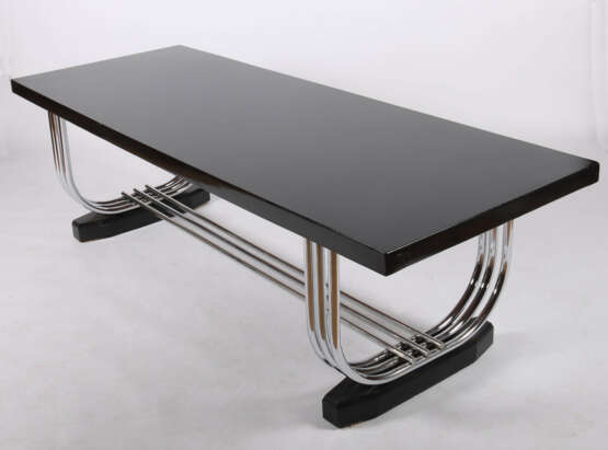 PEL Dining Table Birmingham/England, 1930/40er Jahre, Konstruktion aus verchromtem Stahlrohr und schwarz lackierter Tischplatte, das Gestell mit dreifach parallel verlaufendem Stahlrohr, auf Kufen, HxBxL: ca - photo 2