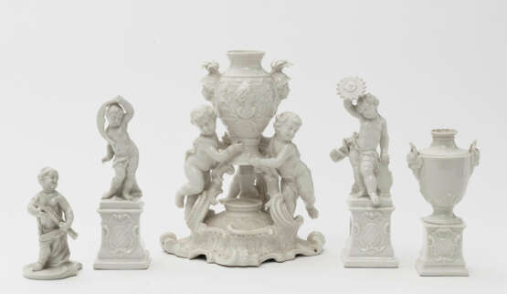 Tischdekoration, neunteilig - Nymphenburg Vier Vasen, vier Putten und eine Gruppe. - Foto 1