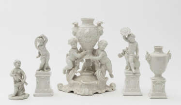 Tischdekoration, neunteilig - Nymphenburg Vier Vasen, vier Putten und eine Gruppe.