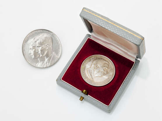 Zwei Gedenkmünzen - Deutschland, 1963 bzw. 1960 HOLL (Geburtagsmünze) bzw. FAHRNER (Hochzeitsmünze) - photo 1
