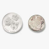 Zwei Gedenkmünzen - Deutschland, 1963 bzw. 1960 HOLL (Geburtagsmünze) bzw. FAHRNER (Hochzeitsmünze) - photo 2