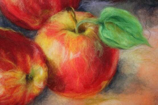 Спелые яблоки Шерсть живопись шерстью Современное искусство Натюрморт Казахстан 2020 г. - фото 1