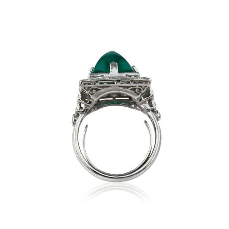SAPPHIRE AND DIAMOND RING; TOGETHER WITH AN EMERALD AND DIAMOND RING - photo 2