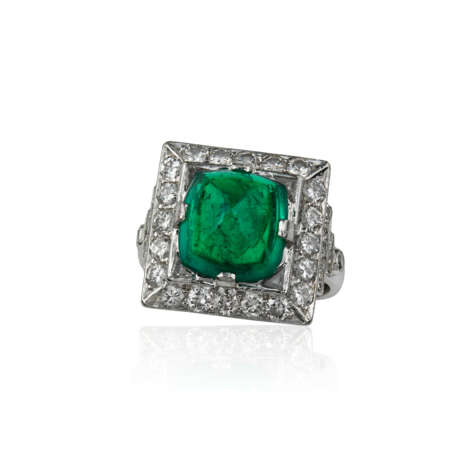 SAPPHIRE AND DIAMOND RING; TOGETHER WITH AN EMERALD AND DIAMOND RING - Foto 3