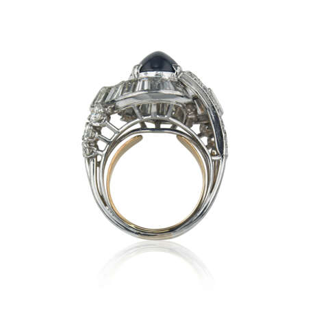 SAPPHIRE AND DIAMOND RING; TOGETHER WITH AN EMERALD AND DIAMOND RING - photo 4