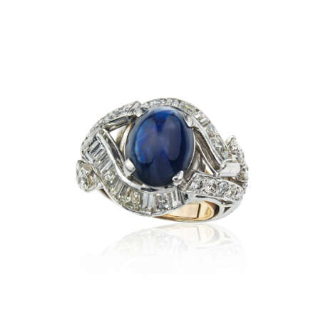 SAPPHIRE AND DIAMOND RING; TOGETHER WITH AN EMERALD AND DIAMOND RING - Foto 5