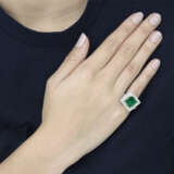 SAPPHIRE AND DIAMOND RING; TOGETHER WITH AN EMERALD AND DIAMOND RING - Foto 6