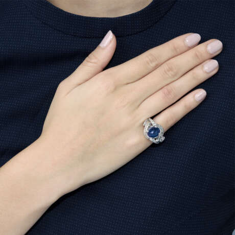 SAPPHIRE AND DIAMOND RING; TOGETHER WITH AN EMERALD AND DIAMOND RING - Foto 7