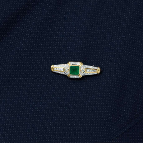 EMERALD AND DIAMOND RING AND BROOCH - Foto 6
