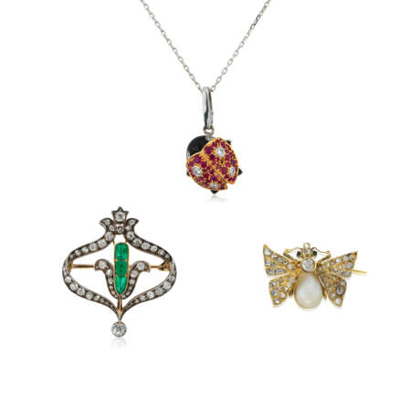 CARTIER LADYBIRD RUBY, ONYX AND DIAMOND PENDENT NECKLACE; TOGETHER WITH TWO MULTI-GEM BROOCHES - Foto 1