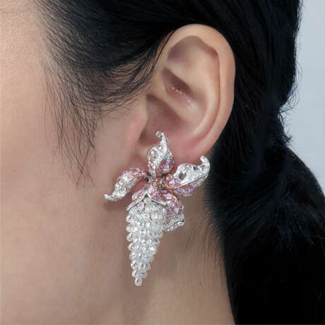 DIAMOND AND COLOURED SAPPHIRE EARRINGS - фото 3