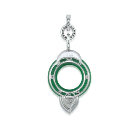 JADEITE AND DIAMOND PENDANT; TOGETHER WITH A CULTURED PEARL AND DIAMOND BROOCH - Foto 3