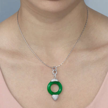JADEITE AND DIAMOND PENDANT; TOGETHER WITH A CULTURED PEARL AND DIAMOND BROOCH - Foto 6