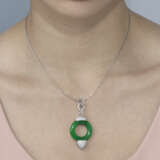 JADEITE AND DIAMOND PENDANT; TOGETHER WITH A CULTURED PEARL AND DIAMOND BROOCH - Foto 6