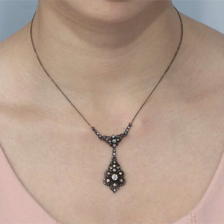 GROUP OF DIAMOND AND PEARL NECKLACES - photo 8