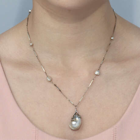 GROUP OF DIAMOND AND PEARL NECKLACES - photo 9