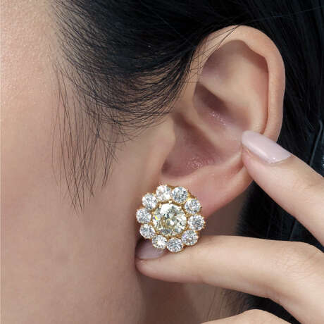 COLOURED DIAMOND AND DIAMOND EARRING - photo 5