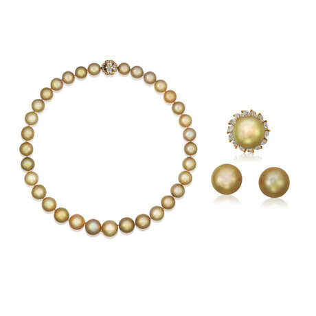 COLOURED CULTURED PEARL AND GOLD NECKLACE, EARRINGS AND RING SET - photo 1
