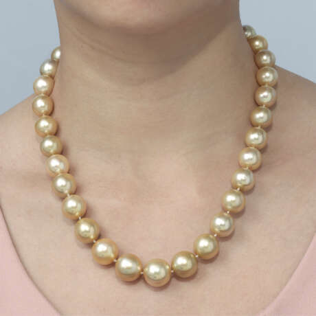 COLOURED CULTURED PEARL AND GOLD NECKLACE, EARRINGS AND RING SET - photo 8