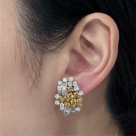 COLOURED DIAMOND AND DIAMOND EARRINGS - фото 3