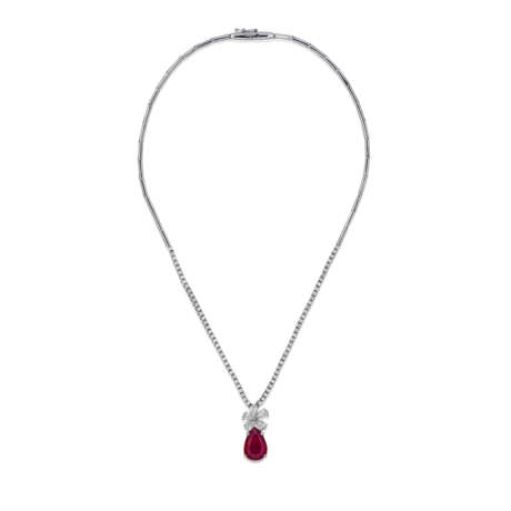 HARRY WINSTON RUBY AND DIAMOND EARRINGS; TOGETHER WITH A RUBY AND DIAMOND NECKLACE - Foto 2