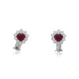 HARRY WINSTON RUBY AND DIAMOND EARRINGS; TOGETHER WITH A RUBY AND DIAMOND NECKLACE - Foto 4