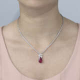 HARRY WINSTON RUBY AND DIAMOND EARRINGS; TOGETHER WITH A RUBY AND DIAMOND NECKLACE - Foto 6