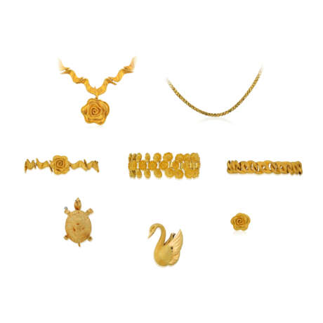 GROUP OF GOLD JEWELLERY - photo 1