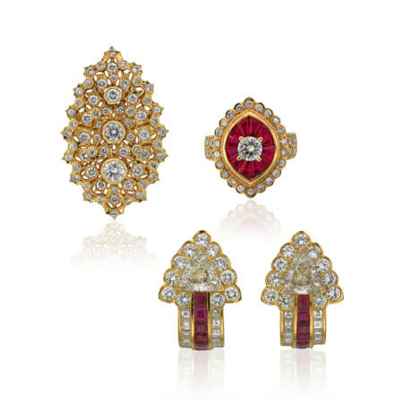 GROUP OF DIAMOND AND RUBY JEWELLERY - Foto 1