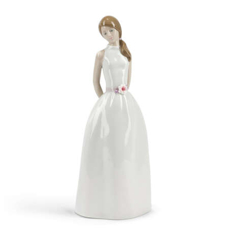 A LLADRÓ LIMITED EDITION 'SWEET ADOLESCENCE' PORCELAIN FIGURINE - photo 2
