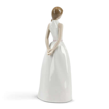 A LLADRÓ LIMITED EDITION 'SWEET ADOLESCENCE' PORCELAIN FIGURINE - photo 3
