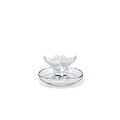 A LALIQUE 'DEUX COLOMBES' RING DISH; TOGETHER WITH A HAND GLASS SCULPTURE - Foto 4