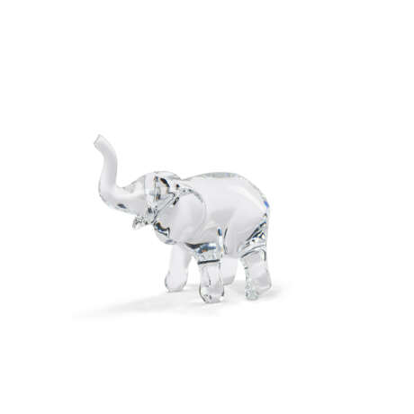 A BACCARAT LOET TANGANYIKA ELEPHANT CRYSTAL FIGURINE; TOGETHER WITH AN ELEPHANT GLASS FIGURINE AND A BOWL AND COVER - photo 5