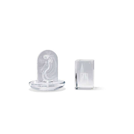 A LALIQUE MERMAID RING DISH; TOGETHER WITH A LASER ETCHED GLASS PAPERWEIGHT - Foto 1