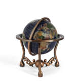 A HARDSTONE AND BRONZE GLOBE MODEL - Foto 1