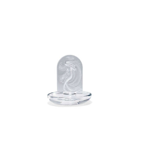 A LALIQUE MERMAID RING DISH; TOGETHER WITH A LASER ETCHED GLASS PAPERWEIGHT - Foto 2